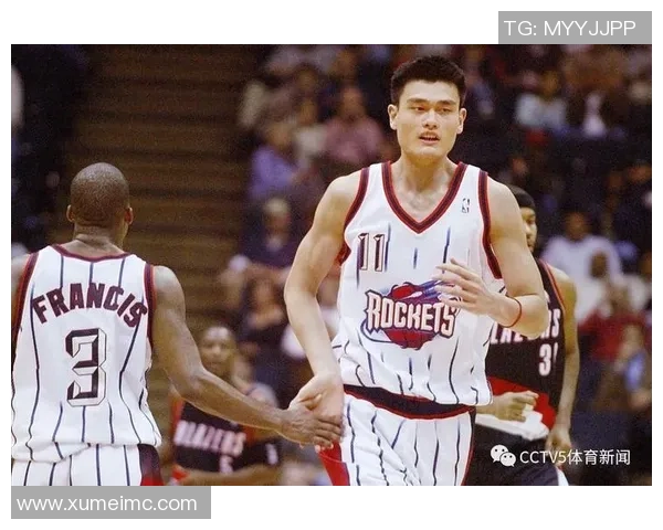 香港街头姚明的篮球梦想与城市文化交融的精彩瞬间